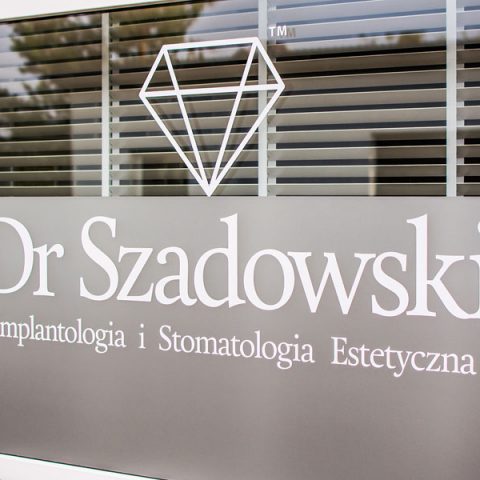 Logo firmy Dr Szadowski Implantologia i Stomatologia Estetyczna